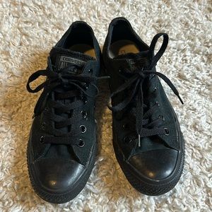 Chuck black low tops